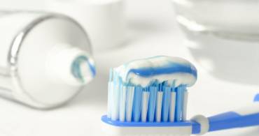 Tratta i denti sensibili con il dentifricio più adatto